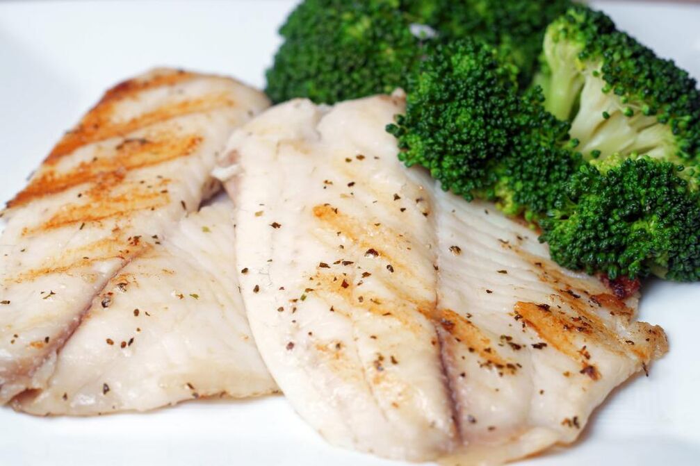 السمك المشوي أو المسلوق هو طبق شهي في قائمة النظام الغذائي لأسامة حمدي