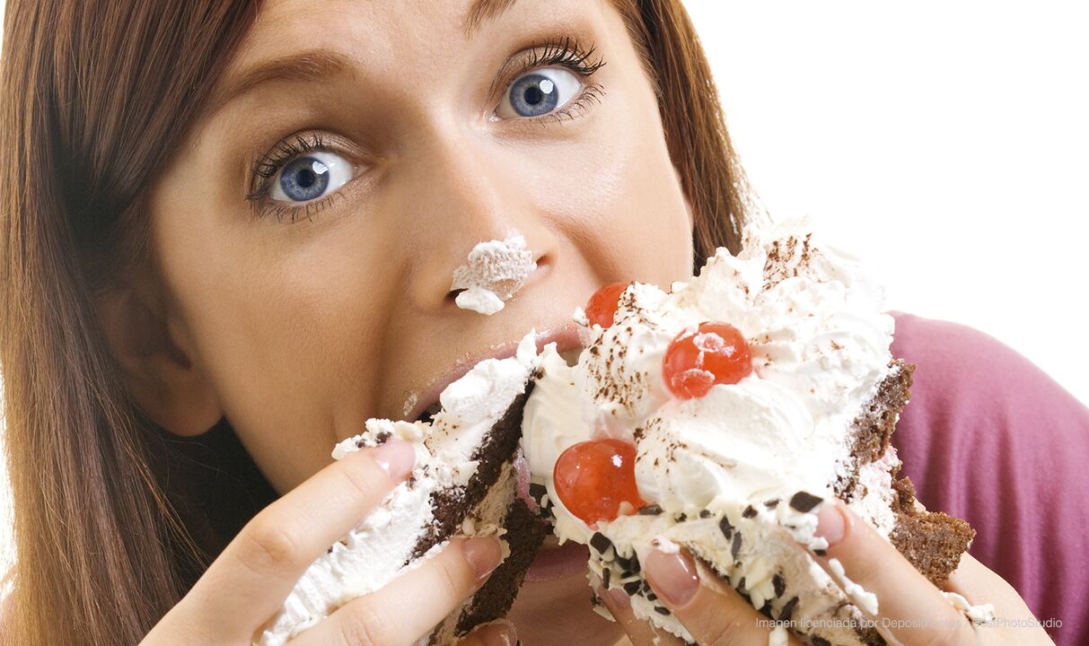 فتاة تأكل الكعكة وتحسن كيفية إنقاص الوزن
